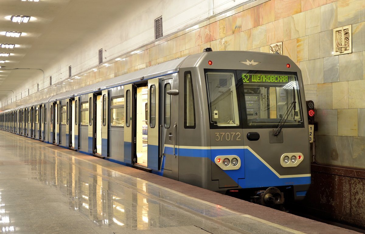 Поезд "Ока" с установленными кнопками открывания дверей. Источник: sdelanounas.ru