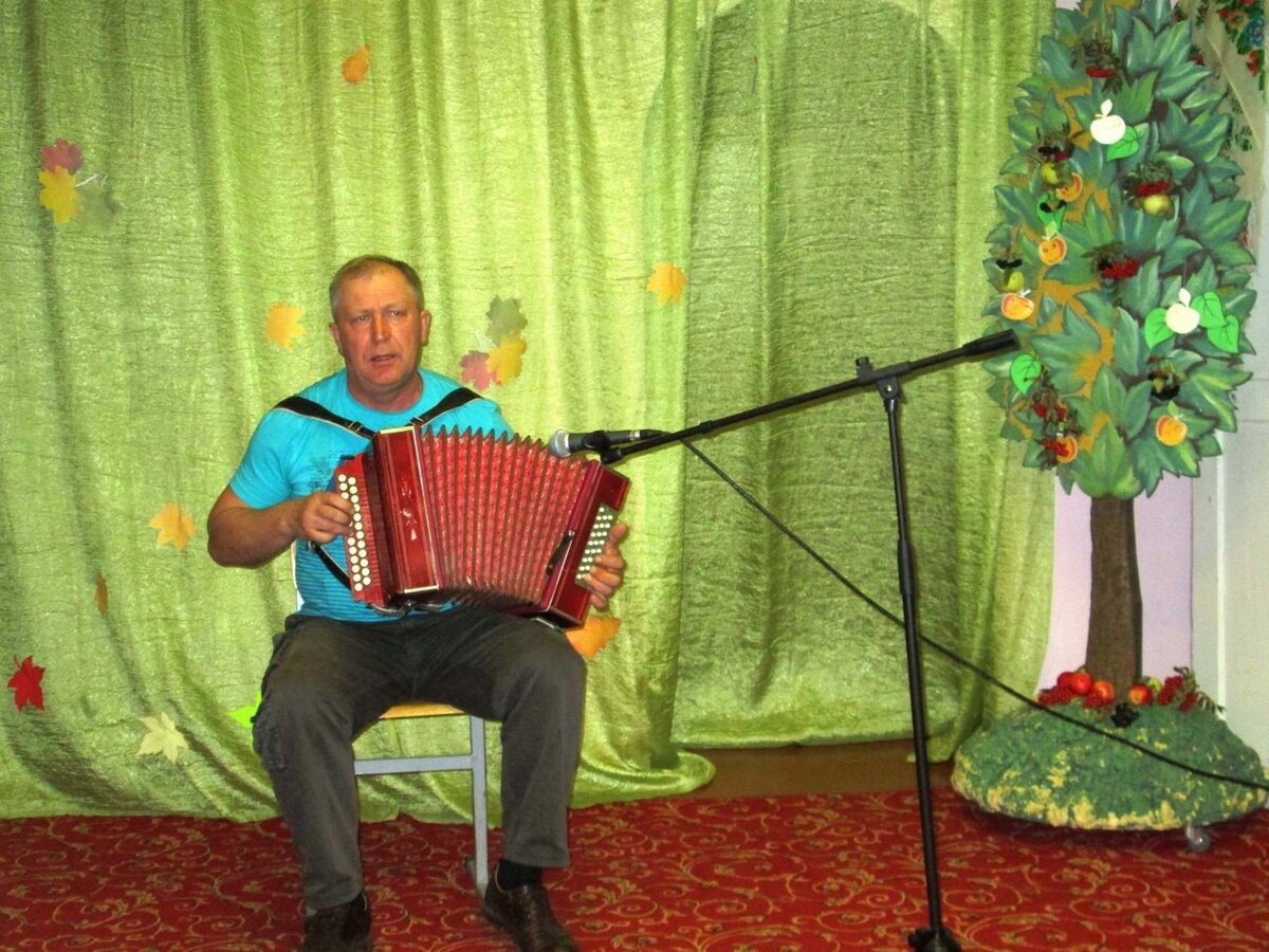 Алексей Морев поёт под гармонь.