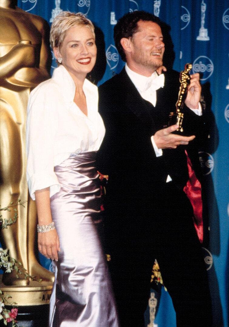 Помятее хелен хант оскар 1912. Шерон стоун. Мэри тайлер мур хелен хант. Ким бейсингер оскар 1998. Оскар 1998.