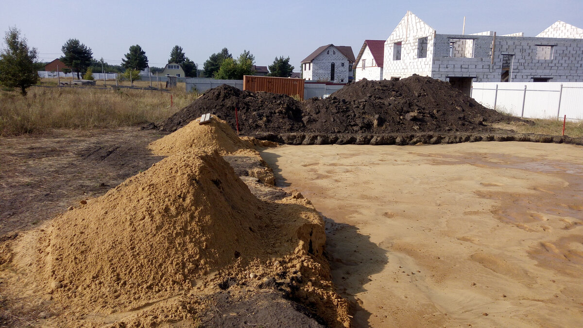 Расчистил, утрамбовал песок