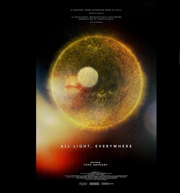 Философ, поэт и критик, документалист Тео Энтони (Rat Film) - кинематографический провидец, и его фильм-второкурсник All Light, Everywhere представляет собой удивительное исследование восприятия и средств, с помощью которых оно ограничивает, изменяет, искажает и фундаментально формирует наше понимание реальность. От учебных занятий полицейского управления Балтимора по работе с нательными камерами и элегантных офисов Axon (который производит эти устройства, а также тазеры) до дискуссионных общественных собраний, посвященных технологии наблюдения частной фирмы с точки зрения Бога и рассказанных отрывков об историческом развитии фотография - и ее неотъемлемые связи с милитаристскими и правоохранительными приложениями - последняя работа Энтони исследует бесчисленное множество преимуществ и ограничений наших способов осознания. Используя мечтательные переходные затухания, резкие сопоставления и медитативную музыку, чтобы предложить широкий спектр повествовательных ассоциаций, которые никогда не выражаются открыто, его кинематографическое эссе - это работа формальной смелости и интеллектуальной глубины, затрагивающая его тему столь же изящно, сколь и изящно. сложный. Как передается в коде, это также саморефлексивный комментарий о самом себе, а также о том, как аудитория переживает то, что он представляет в своей освещающей - и тщательно продуманной - рамке.