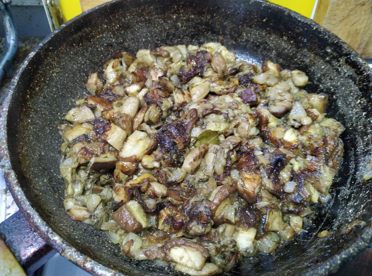 И обжарила до золотистой корочки. Они не пригорели, это шляпки потемнели