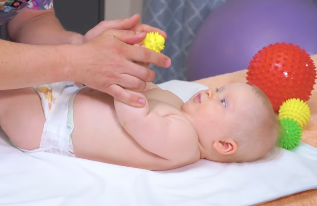 Массаж колючим мячиком помогает ребенку осознать границы своего тела