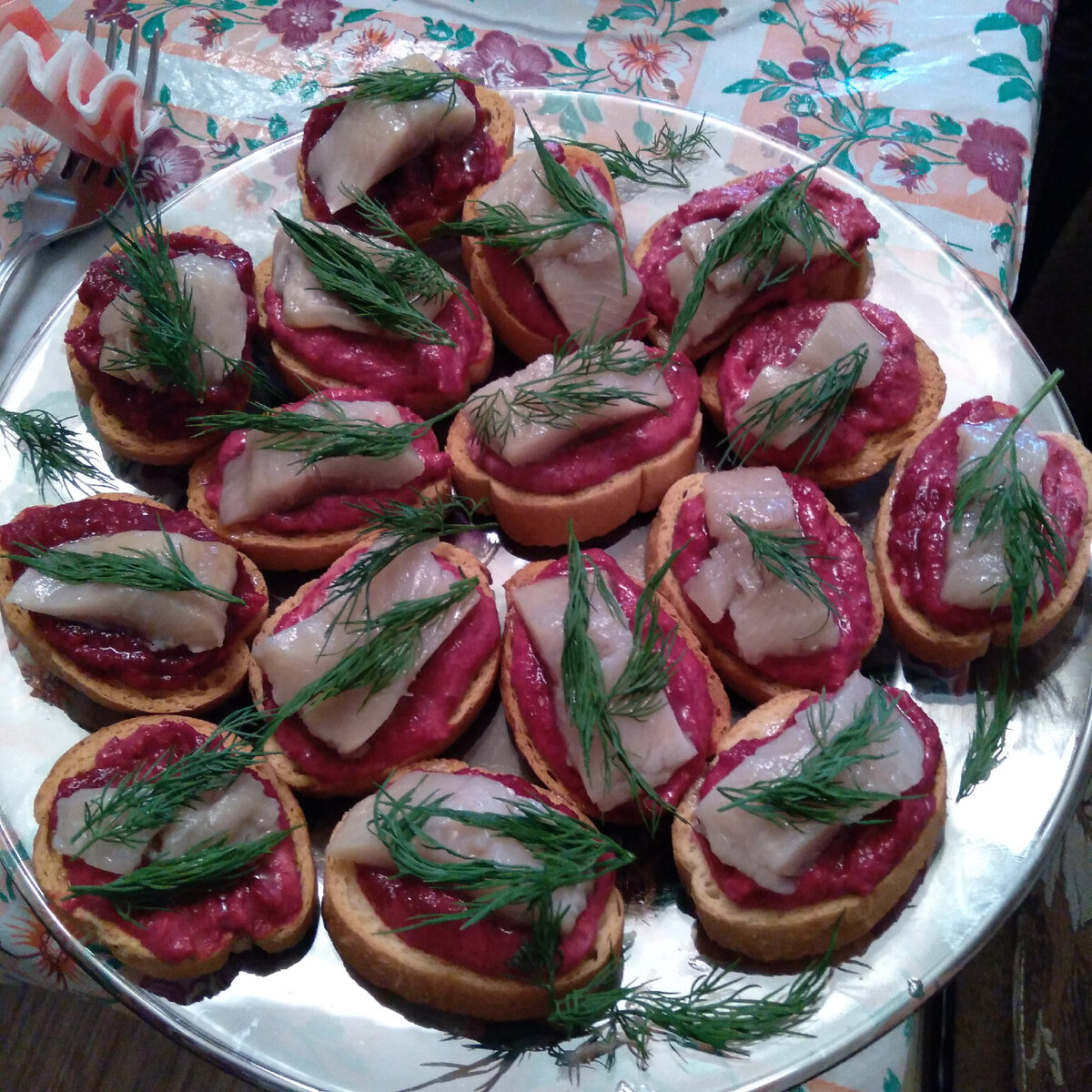 На 16 штук. Ингредиенты: свекла запеченная(отварная)250 гр; фасоль консервированная в собственном соку 1 банка; 3 зубчика чеснока, перец, соль, майонез по вкусу, багет (подсушила в духовке без добавления масла до хрустящей корочки) филе сельди 200 гр; укроп для украшения.