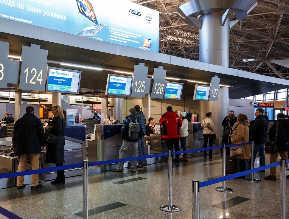Если вы купили электронный билет на самолет на сайте, регистрация в аэропорту ничем не отличается от того, как если бы вы купили обычный бумажный билет в авиакассе.