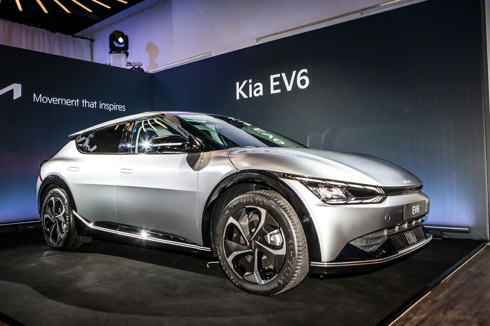 Первоначально в Россию будут поставлять только полноприводные Kia EV6 с батареей в 77,4 кВт⋅ч. Поставка версий с базовой АКБ в 58 кВт⋅ч, равно как и заднеприводных версий, практически исключена