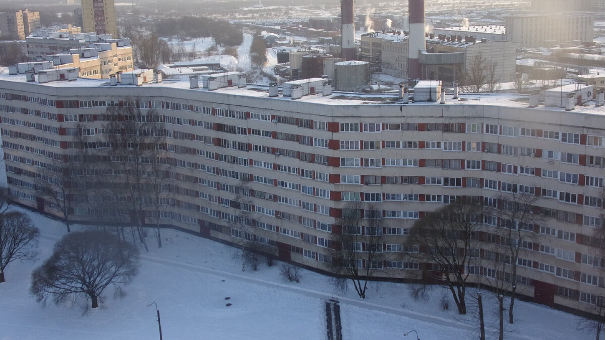 Самый длинный дом варшавское шоссе 125. Ницэвт на варшавском шоссе. Длинный дом что это. Лежачий небоскреб на варшавском шоссе. Киев лесной массив.