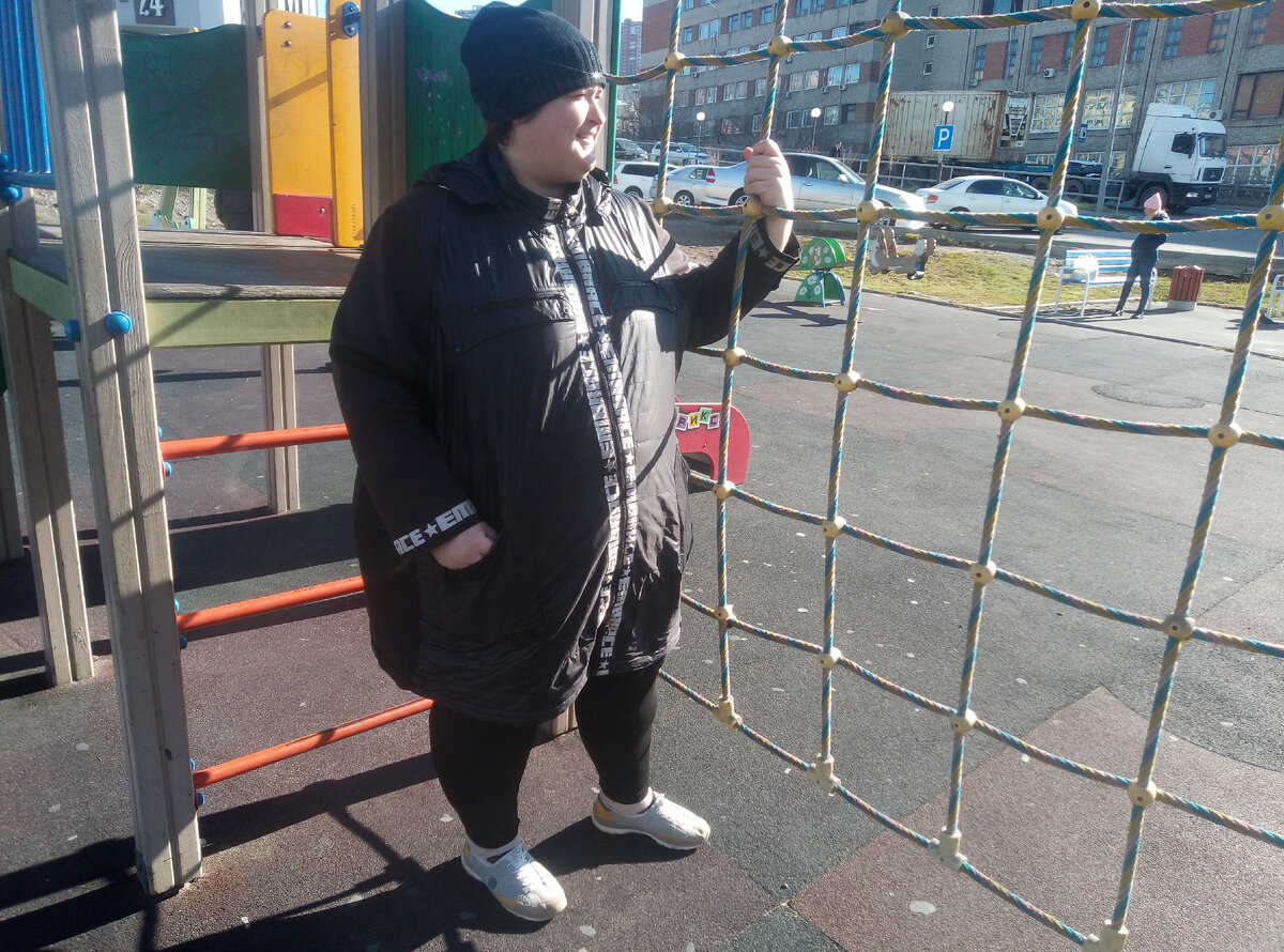 На детской спортивной площадке вместе с племянницей занимаемся спортом.