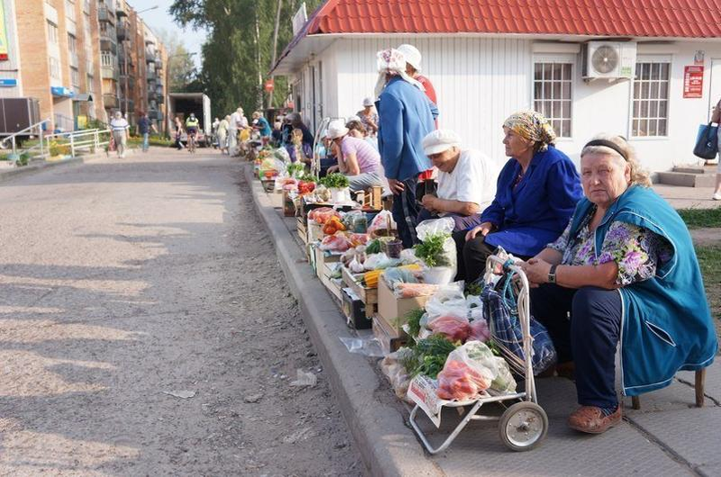 Бабушки торгуют на улицах. Бабушка на рынке. Бабульки на рынке. Бабки на рынке.