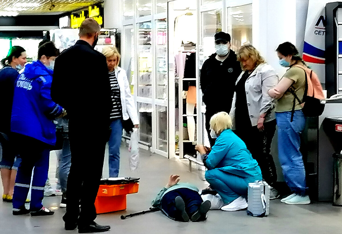 Личное фото. Неравнодушные люди помогают незнакомой женщине