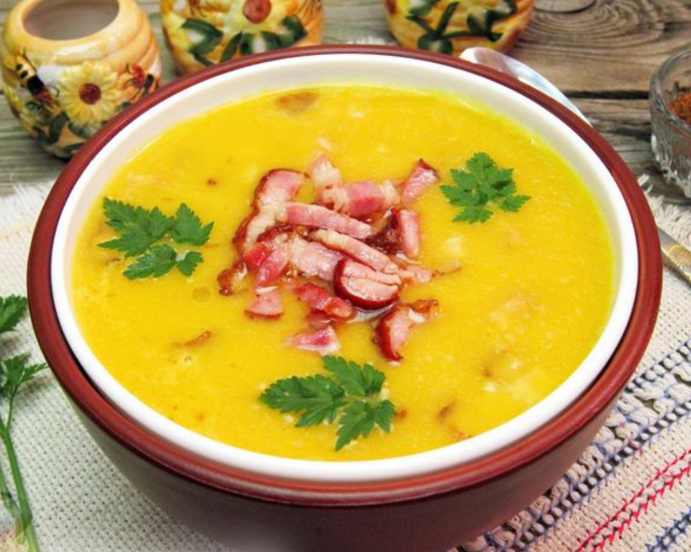 Гороховый суп с грудинкой копченой. Суп гороховый из копченой курицы. Грудинка для горохового супа. Гороховый крем суп с копченостями. Гороховый суп с грудинкой рецепт.