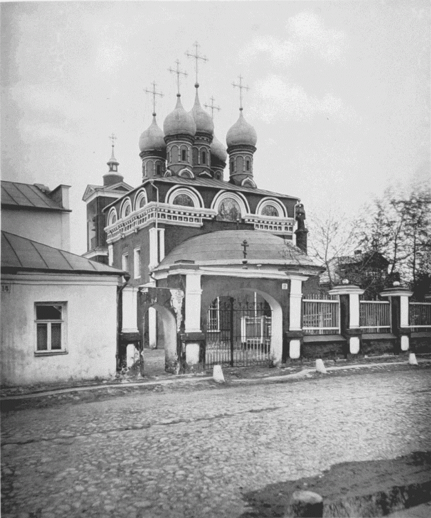 Покрова Пресвятой Богородицы в Ордынцах, в Голиках церковь (уничтожена в 1930-е).                 Церковь Покрова Пресвятой Богородицы, что в Голиках, известная в простонародье так же под названиями Покровская или Богородицкая церковь, находилась когда-то в Москве на улице Малая Ордынка, на том месте, где сегодня разбит сквер у дома номер девять. Эта церковь известна из исторических документов ещё с 1625 года, в которых она именовалась «церковь, что в Малых Ордынцах, за Москвой-рекою».