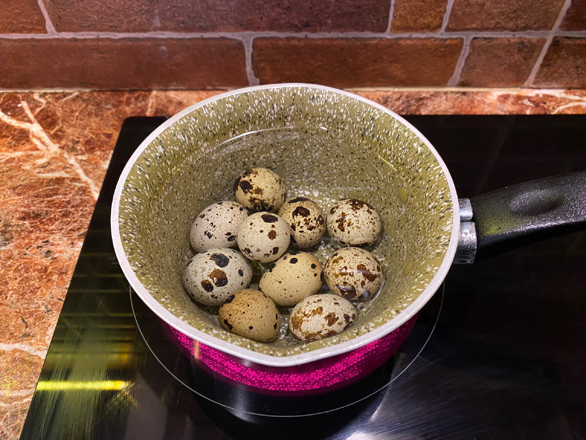 Отвариваем перепелиные яйца (фото автора)