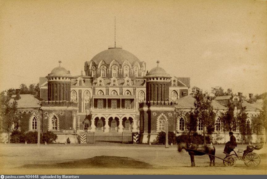 Фотографий самого стихийного бедствия, к сожалению, нет. Зато есть снимок дворца в Петровском парке 1890 года со стороны современного Ленинградского проспекта. С сайта www.pastvu.com.