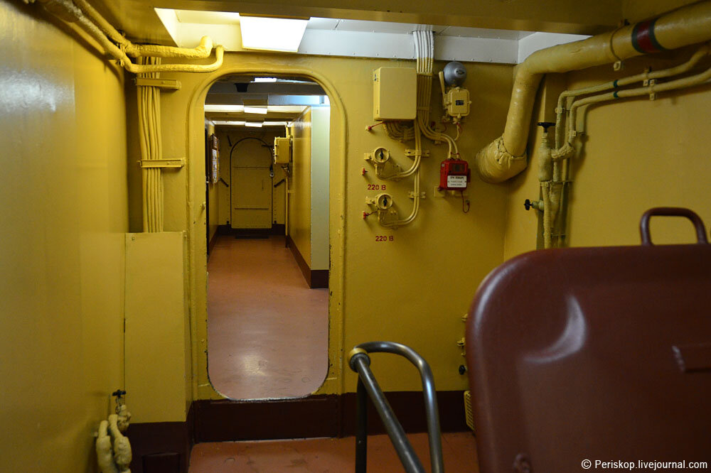 Приветствую! Сегодня давайте посмотрим те помещения "Авроры", куда обычно невозможно попасть гражданским лицам. Фото сделаны в 2014 году, во время нахождения крейсера в доке Кронштадта.-1-2