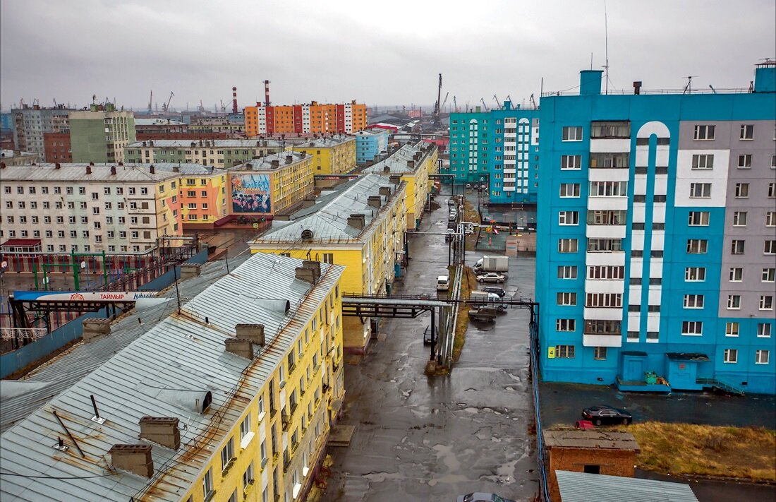 Город-порт Дудинка (Таймыр) - дома на сваях и трубы отопления и водопровода над землей. Но и здесь идет таяние мерзлоты. Источник: Яндекс.Картинки