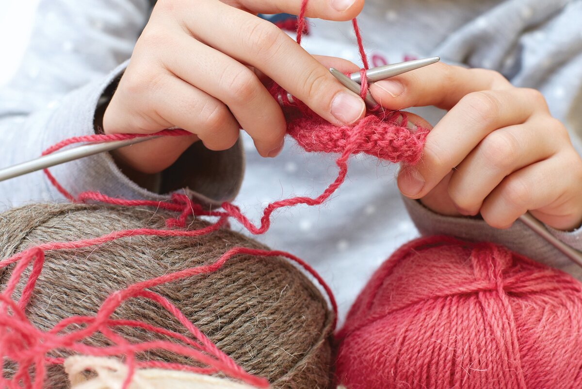 Соединить ряды крючком. Замена нити в вязании крючком. Соединить нитки в вязании. Как менять цвет пряжи при вязании спицами. Смена цвета крючком.
