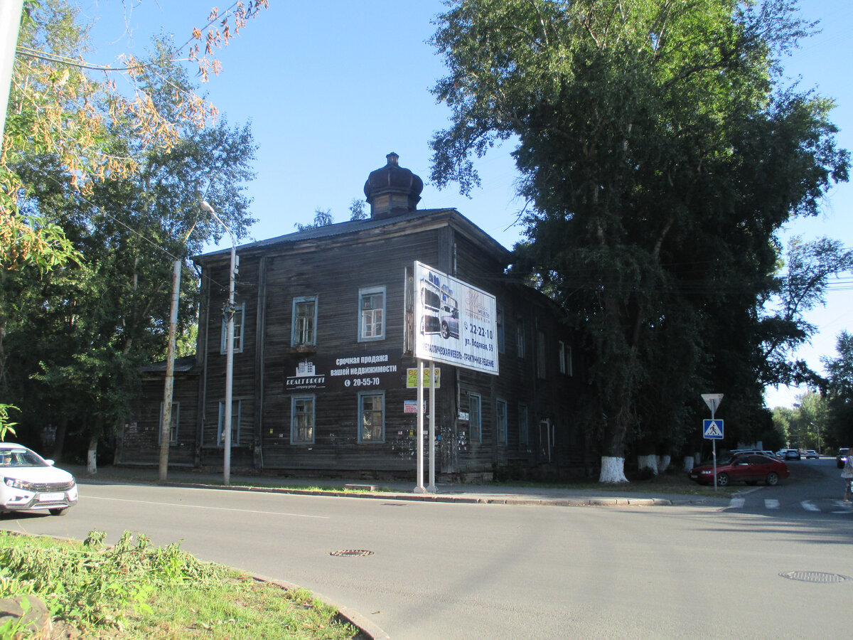 Дом на пересечении ул. Учебная и ул. Советская