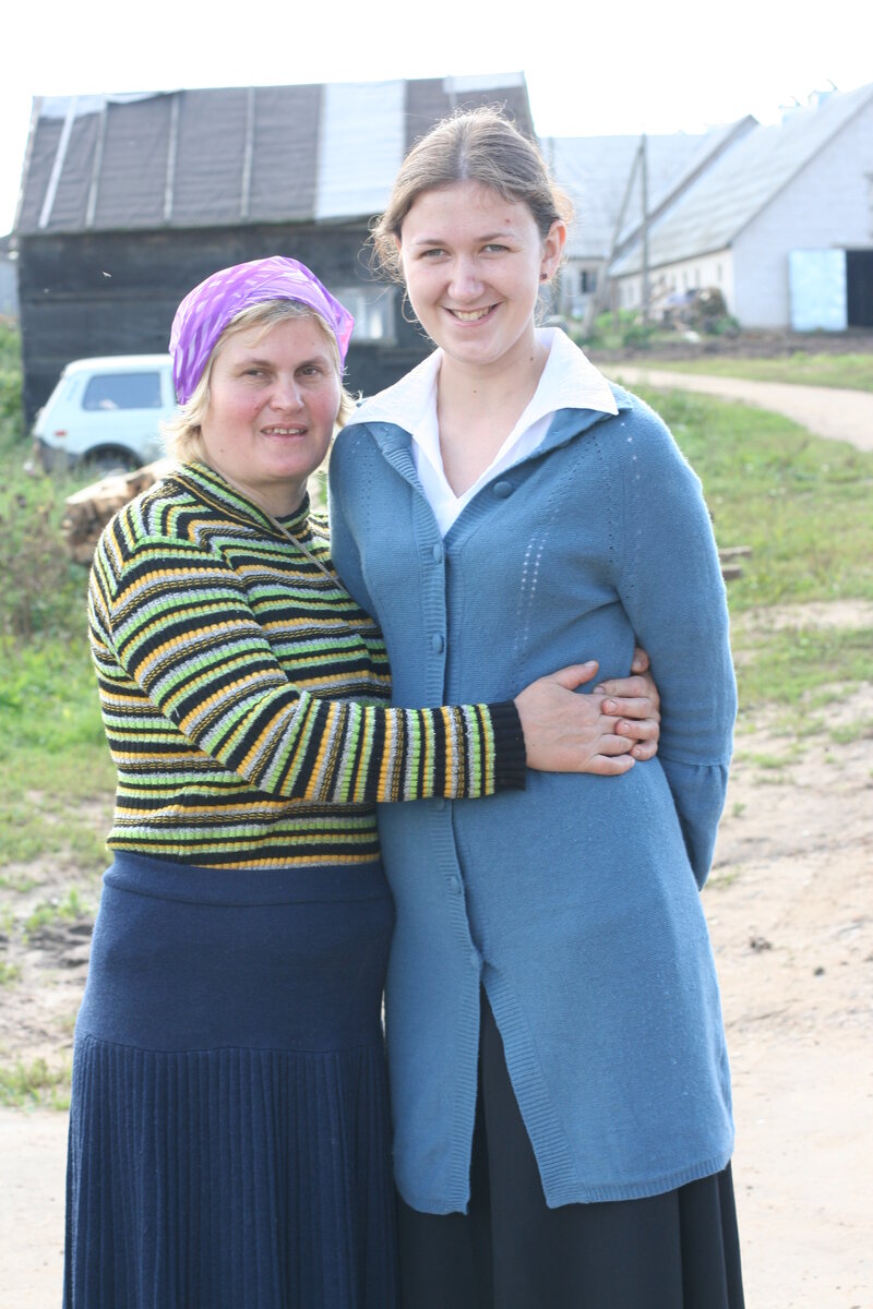 Я  и Галина . мы вместе работали доярками на ферме в Пустыне (монастырь)