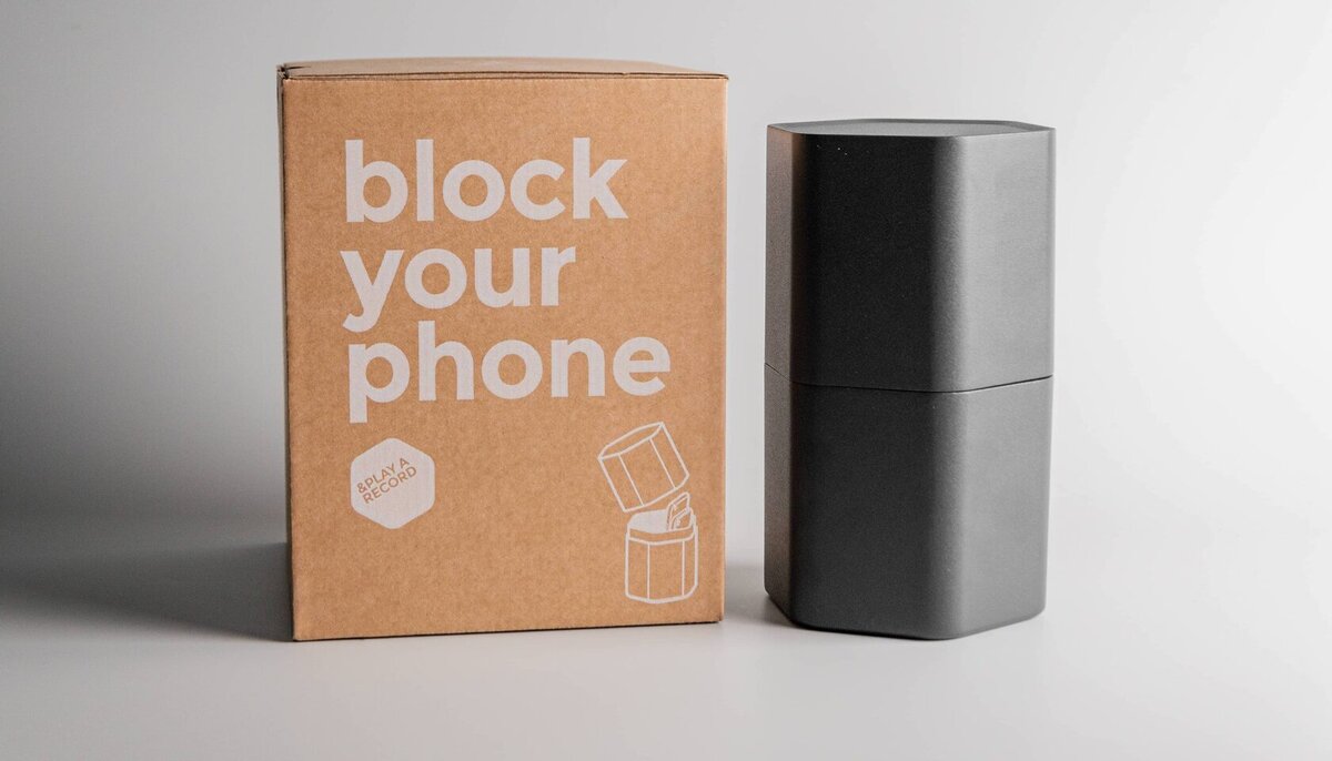 BLOCK ― это стильная клетка Фарадея для приватных переговоров. Капсула позволяет перейти в режим "офлайн" не выключая телефон. Также подходит для борьбы с зависимостью от смартфона. Блокирует все радиосигналы и электромагнитное излучение смартфона.
