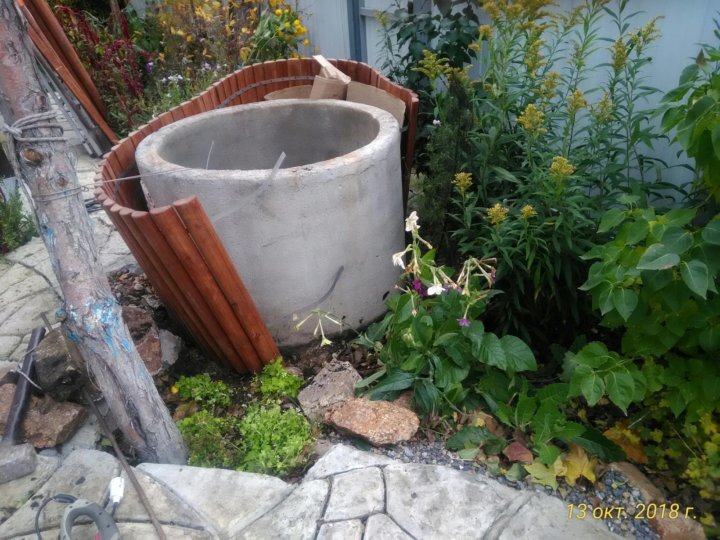 Итак, все бетонные кольца уже осажены, и колодезный ствол сформирован. Но еще остается нерешенным вопрос, чем заделать швы между кольцами в колодце. Ведь при недостаточной герметизации может происходить подтекание верховодки во внутренний объем колодца. При выполнении данных работ нельзя допускать нарушения технологии гидроизоляции или отклонения от установленных нормативов. Необходимо использовать такие материалы, которые позволят добиться прочности и герметичности конструкции, и она будет служить длительное время.