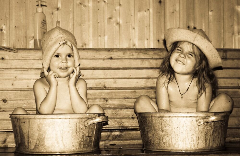 С какого возраста можно в баню ребенку. Малыш в бане. Дети парятся в бане. Фотосессия в бане. У девочек банный день.