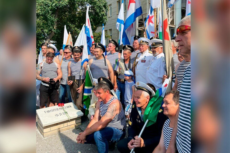     Олег Адамов (в центре) с представителями Союза ветеранов ВМФ. Фото: Коновалова В. К.