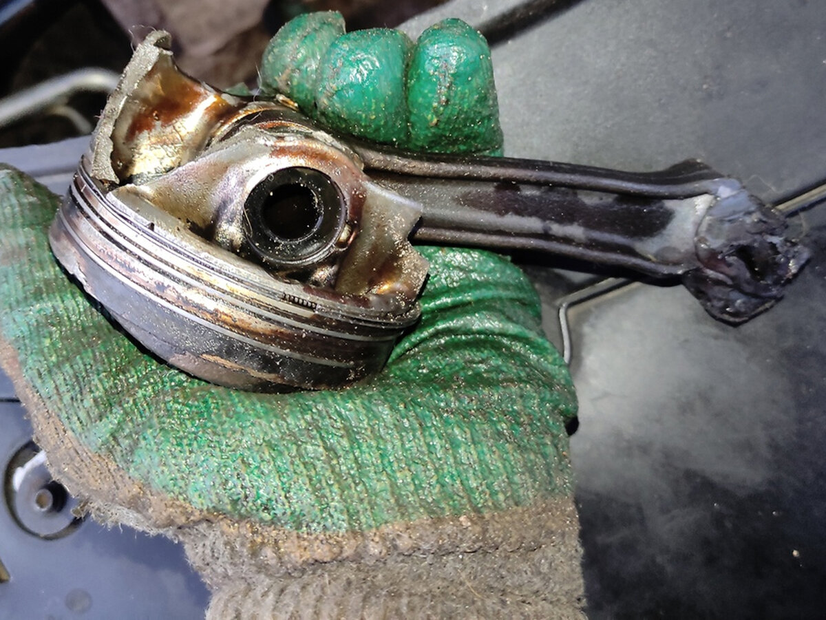 А вот и шатун с поршнем, кусок металлолома