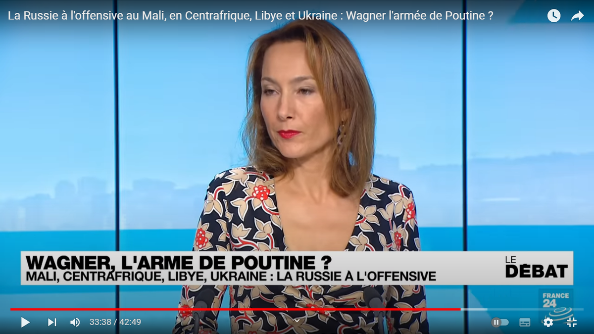 Судя по взгляду, Стефани Антуан не хочет опять в медийном чистилище оказаться.