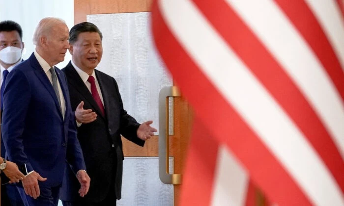 Президент США Джо Байден встречается с китайским лидером Си Цзиньпином на поле саммита лидеров G-20 на Бали, Индонезия, 14 ноября 2022 года. Фото: Kevin Lamarque/Reuters