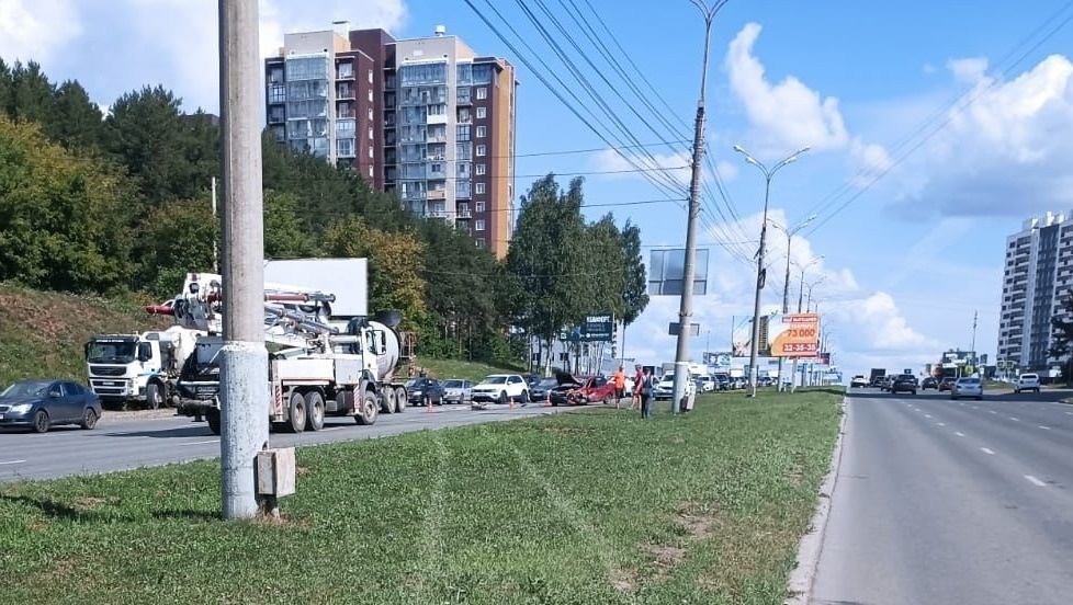     В Ижевске водитель LADA Granta столкнулся с авто «МАЗ» на улице 10 лет Октября.