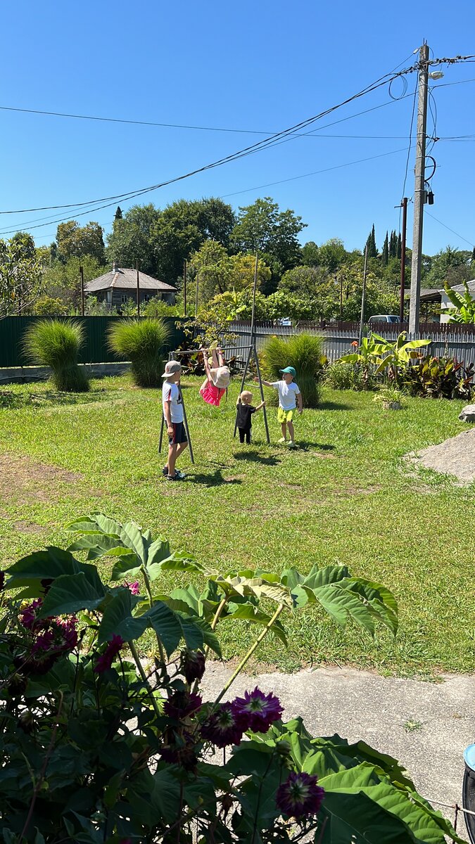 Так выглядит двор нашего дома (во дворе прям классно)