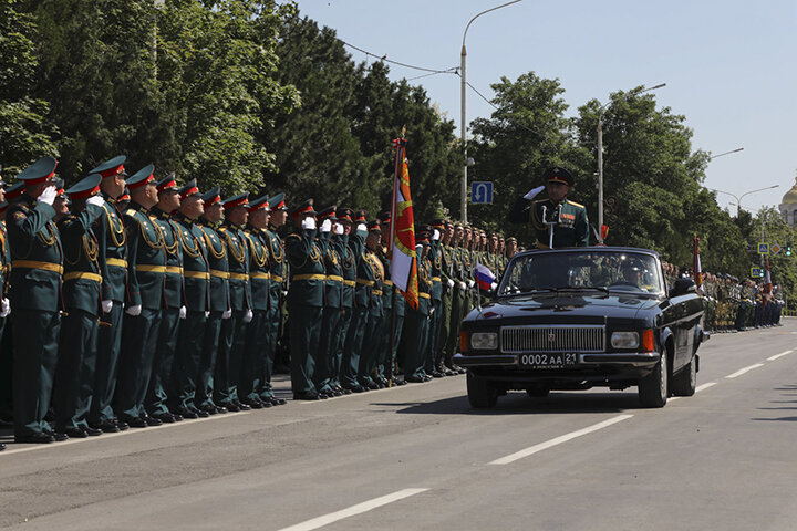 ГЕНЕРАЛ-ЛЕЙТЕНАНТ АНДРЕЙ СЫЧЕВОЙ НА ПАРАДЕ ПОБЕДЫ В НОВОЧЕРКАССКЕ. ФОТО: MIL.RU