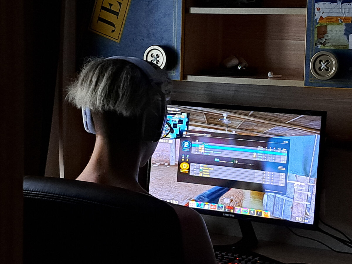 сын в наушниках, на полке - другой наушник