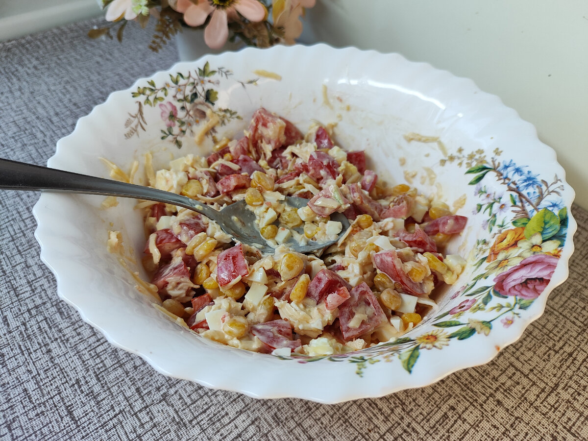 Здравствуйте, дорогие друзья! Сегодня хочу поделится с вами вкусным Пикантным салатом с кукурузой, яйцами и помидорами. Салат получается вкусным, сочным и пикантным.-7