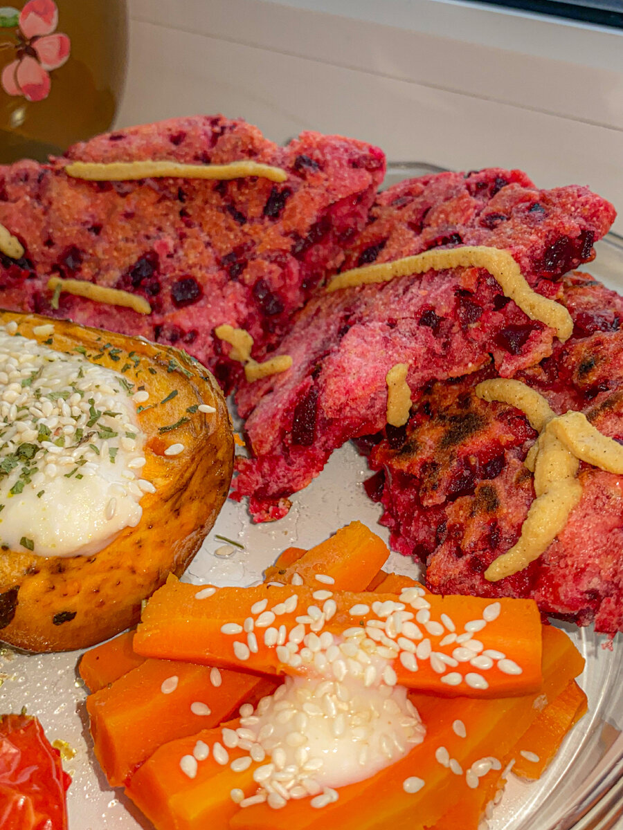 Лепёшки с тёртой свёклой и чечевицей на овсяном молоке. Жарила на оливковом масле, ела с горчицей. Фото автора 