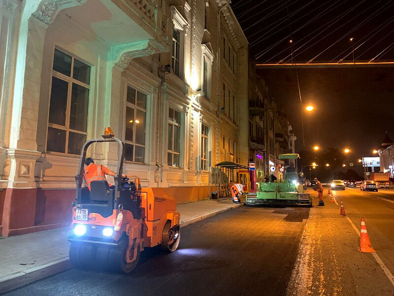 Новый асфальт во Владивостоке укладывают ночью