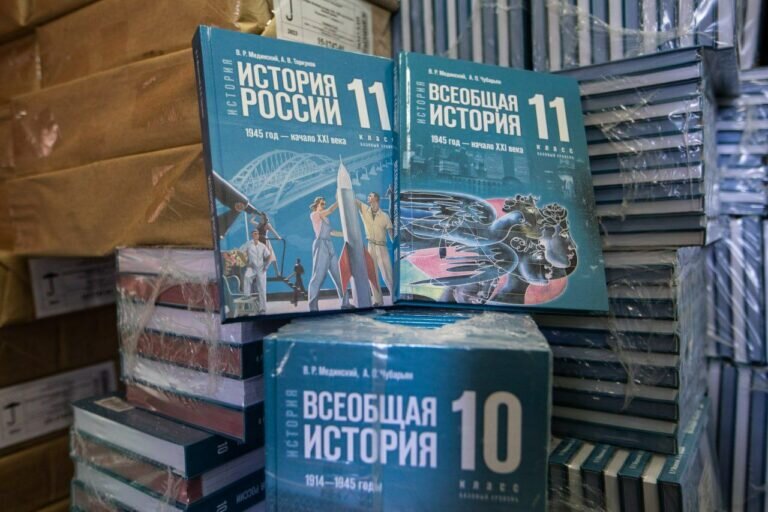    Не читал, но осуждаю: кому мешает новый учебник истории? Марина Шарт