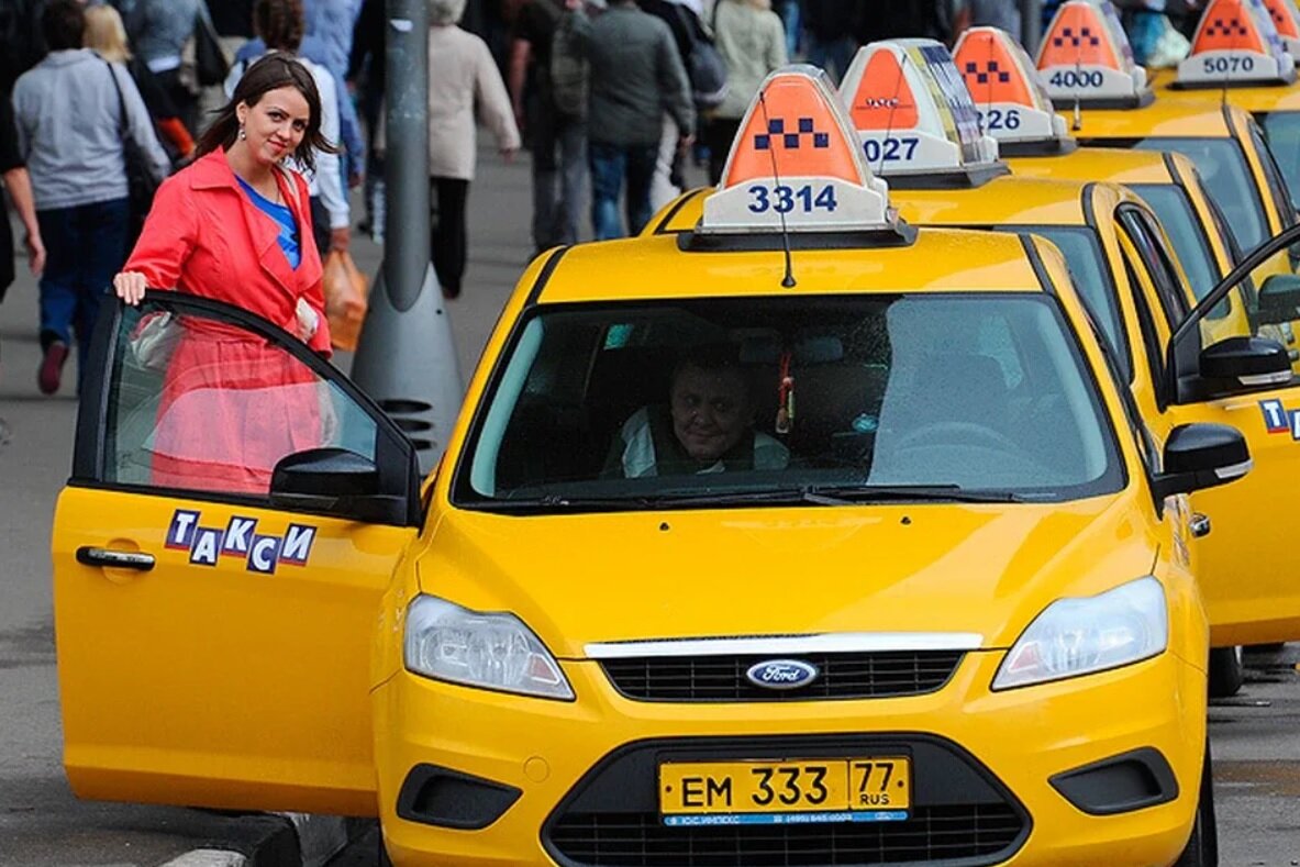 Мама такси москва. Таксопарк новое желтое такси Москва. Машина "такси". Желтая машина такси. Автомобиль «такси».