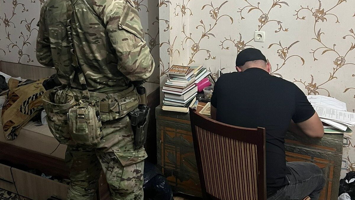     В Интернете разместили видео, на котором показано задержание жителя Ростовской области, подозреваемого в спонсировании запрещенной в России террористической группировки, ролик опубликовало региональное УФСБ.