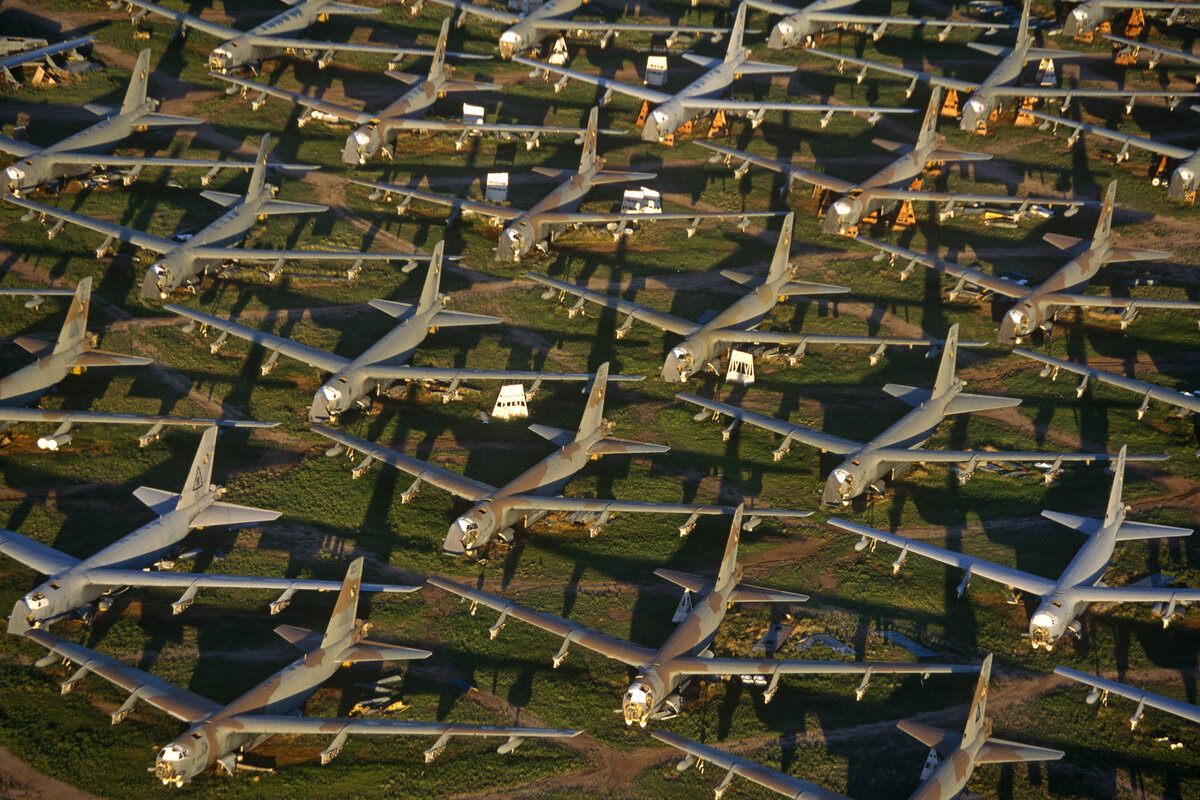     Как выглядит кладбище военных самолетов в США: 4 тысячи летательных аппаратов гниют под палящим солнцем пустыни