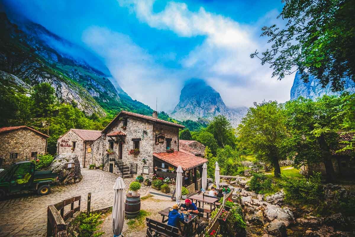 Bulnes – одно из самых красивых мест в Испании, расположенное в области Астурия, среди гор высотой более 1500 метров.-2