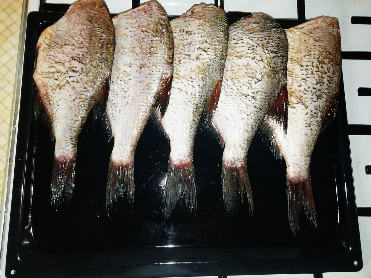 Лещ без чешуи, без головы, выпотрошенный