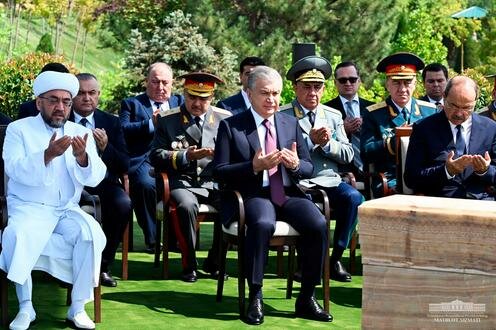 На церемонии поминовения жертв репрессий были прочитаны суры из Корана и молитвы в память об ушедших. Фото пресс-службы президента Узбекистана