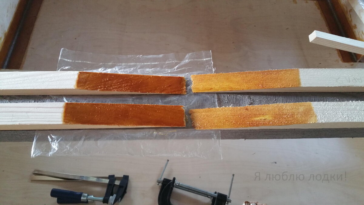 Фаски пропитаны, волокна встали дыбом. Слева нанесена загущенная смола. Сейчас буду соединять детали