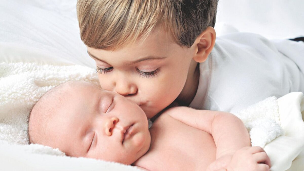 Первое, что нужно спросить, когда дитя задает неудобные вопросы: «А как ты сам думаешь?». Возможно, ответ вас неприятно удивит, но зато вы точно не заведете песнь об аисте и не выставите себя лжецом в глазах ребенка. Не ругайте ребенка, если он спросил что-то «сверх приличий» и не закатывайте глаза, услышав откровенную глупость. Отвечайте честно и спокойно.