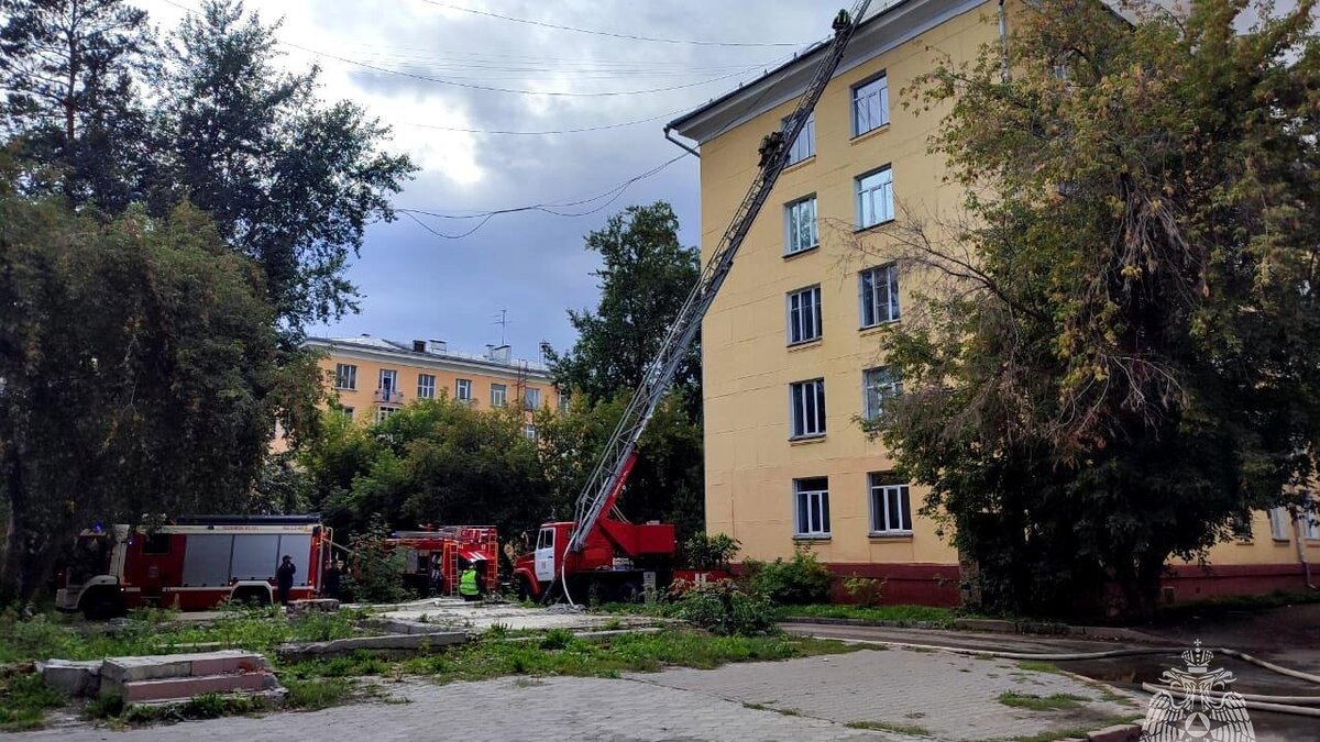 В Новосибирске тушат крупный пожар в пятиэтажке в Калининском районе |  Atas.info | Дзен