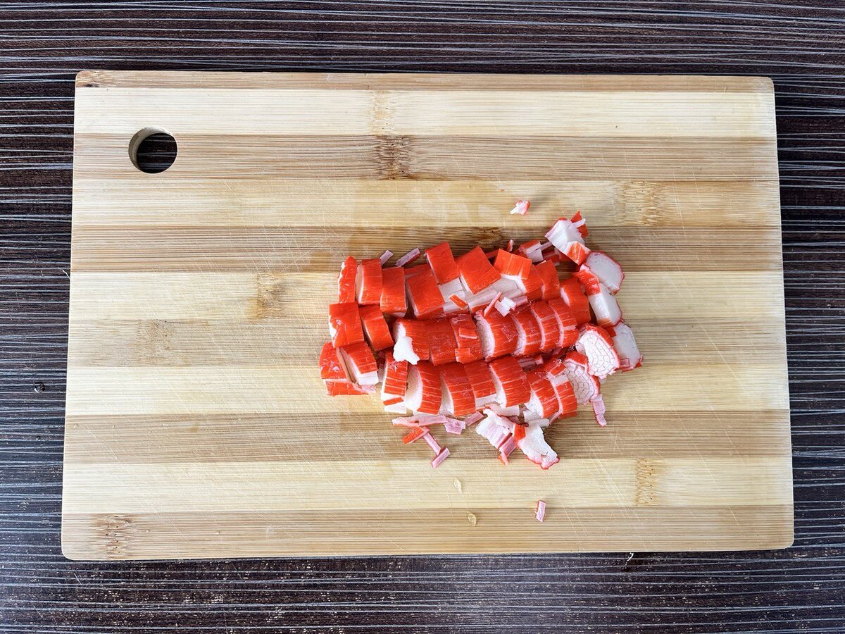 Нарезаем крабовые палочки