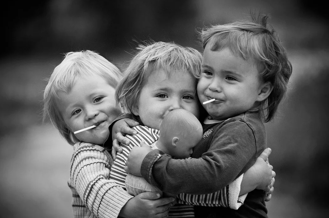 Обнял братика. Дети друзья обнимаются. Счастливый ребенок. Объятия друзей детей. Дети черно белое.