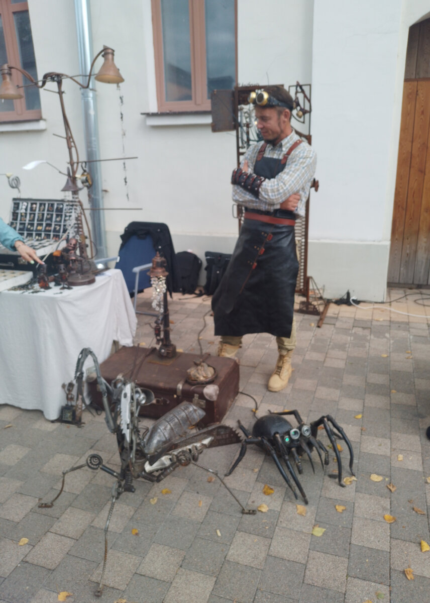 Нашему городу -877, но он  как всегда молод, красив, хорош собой, да ещё в в полном расцвете сил, радует своих жителей и гостей, историческими  памятниками, итересными музеями, замечательными...-10